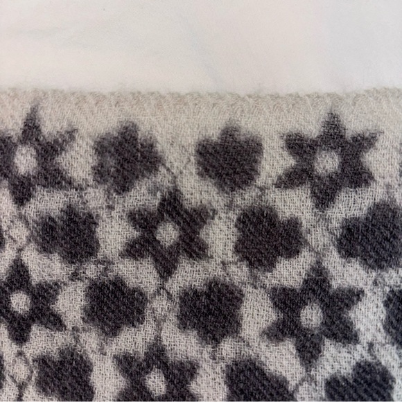 Roberta Roller Rabbit Women's Wool Pashmina Wrap Scarf Throw - Picture 7 of 12